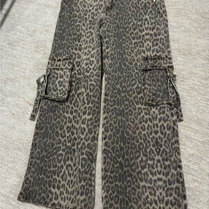 Women low rise baggy cargo pants size 11/30 disclosure brand Leopard print